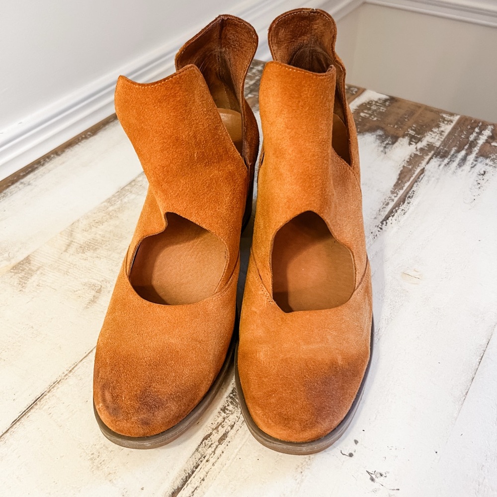Antelope Burnt Orange Suede Heels - Picture 2 of 6